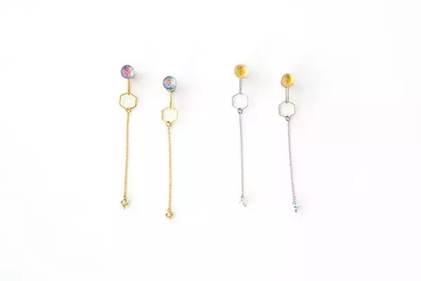 「ちはやぶる…百人一首の歌をイメージした京ガラスのイヤリングが素敵！」の画像