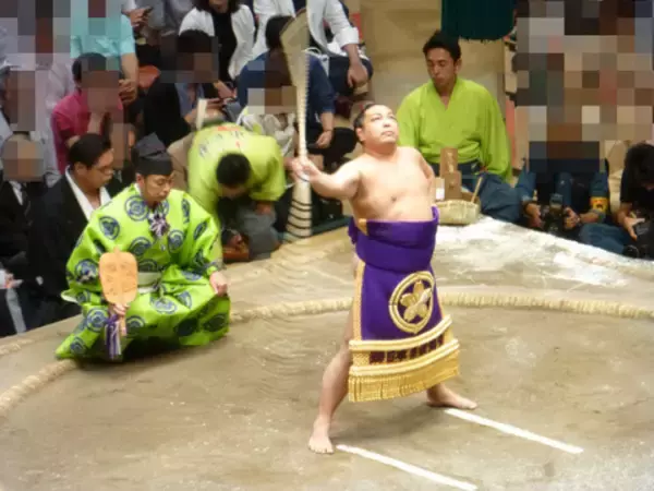 「鬢付け油が買える？なんと土俵の土がもらえた！？知って得する大相撲の豆知識を一気に紹介」の画像