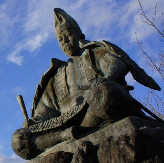 源頼朝の家紋は「無紋」？頼朝と言えば笹竜胆だけど…。鎌倉武士の家紋文化