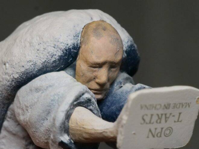 オモシロすぎでしょ（笑）謎すぎるミニフィギュア「氷河期の僧侶」の想像を超える完成度の高さよ！