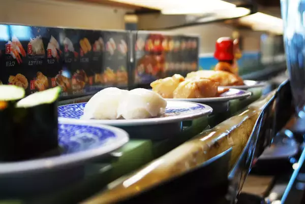 日本初のファストフード店は「回転寿司」。ではドライブ・スルーの発祥はどこ？