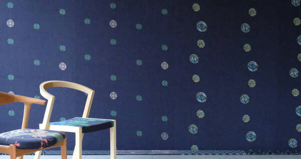 京友禅染めとデニム生地を融合させたモダン空間にもぴったりな壁紙がステキ 18年12月11日 エキサイトニュース