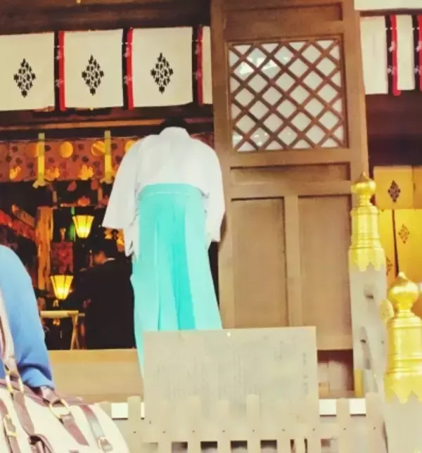 「神社で神職が身につける装束は祭祀の内容で衣装が変わり、身分によって色が違う」の画像