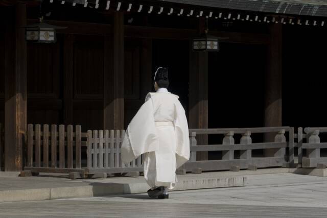神社で神職が身につける装束は祭祀の内容で衣装が変わり、身分によって色が違う