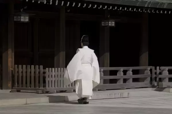 「神社で神職が身につける装束は祭祀の内容で衣装が変わり、身分によって色が違う」の画像