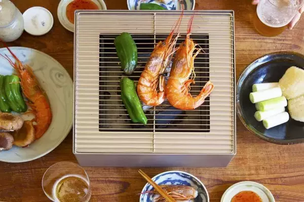 「現代的スタイルで炭火が楽しめるモダンデザインな卓上の火鉢が素敵！」の画像