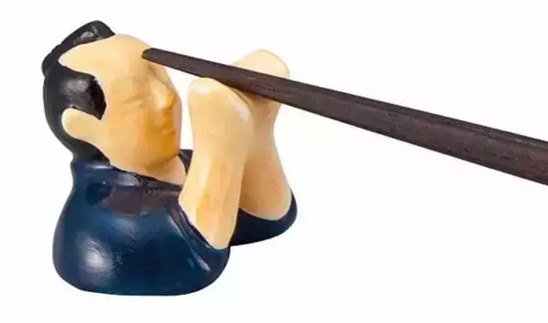 「先っぽ当たってるって（笑）真剣白刃取りに挑む侍がモチーフの「サムライ箸置き」が可愛いぞ」の画像