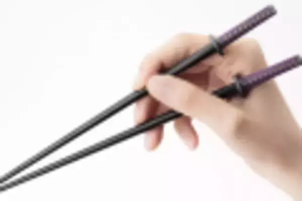 「先っぽ当たってるって（笑）真剣白刃取りに挑む侍がモチーフの「サムライ箸置き」が可愛いぞ」の画像