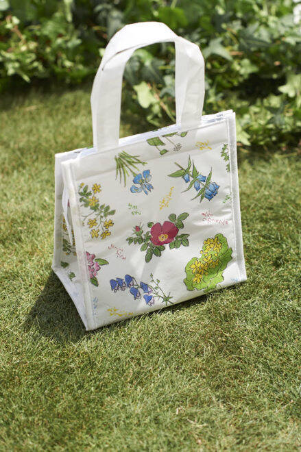 北海道 六花亭のあのステキな包装紙デザインが保冷バッグに 女性誌 クロワッサン の付録に登場 19年6月10日 エキサイトニュース