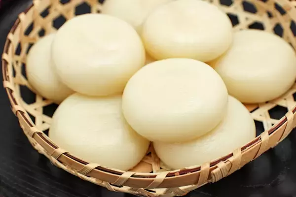 「【餅の歴史】「お餅」は縄文時代に伝わった？神聖なイメージから東西の丸餅・角餅の発生まで」の画像