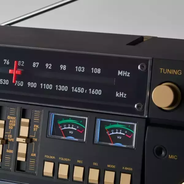 「80年代に流行した超大型ラジカセがモチーフ「俺たちの青春ドデカＣＤラジカセ」登場！Bluetooth機能も搭載」の画像