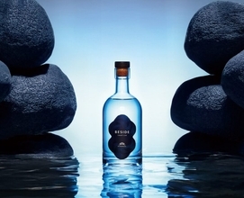 日本酒造りのプロが作る。吉野杉を使用した菊正宗酒造 初のクラフトジン「菊正宗 BESIDE」誕生