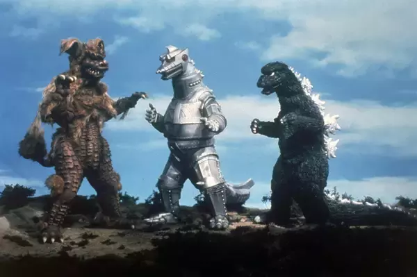 「昭和49年公開『ゴジラ対メカゴジラ』がテーマのウイスキー「ゴジラウイスキー OKINAWA BLUE」が登場」の画像