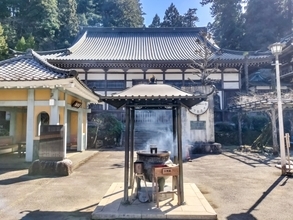 お寺の香炉で煙を浴び身を清める風習はなぜ？宗教を超えて広がる“煙”による祈りと浄化の思想