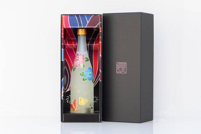 和太鼓の演奏で発酵を促し醸造したという日本酒「蓄音酒～レコ酒～」デザインも素敵！