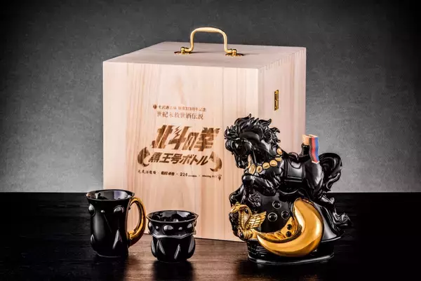 【北斗の拳】ラオウの象徴である「拳王兜」と愛馬「黒王号」を表現した『黒王号ボトルセット』が発売！