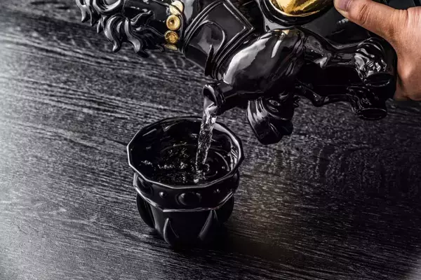 「【北斗の拳】ラオウの象徴である「拳王兜」と愛馬「黒王号」を表現した『黒王号ボトルセット』が発売！」の画像