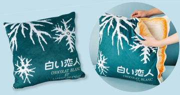 あのデザインまんま！北海道の定番みやげ「白い恋人」のリバーシブルクッションが登場
