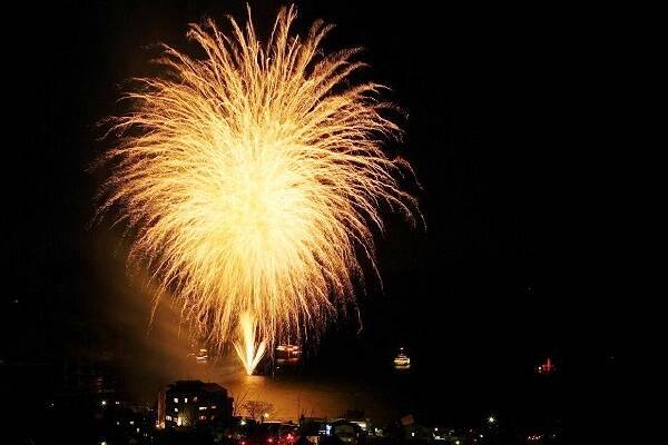 寒 くなるほど綺麗 絶対ハマっちゃう冬花火 芦ノ湖冬景色花火大会 15年12月23日 エキサイトニュース