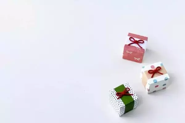 「入園入学・卒業のお祝い、金額の相場は？　3位「5000円未満」、2位「1万～2万円未満」、1位は？」の画像