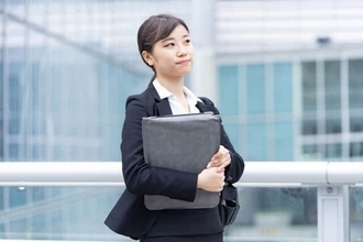 仕事の進め方を細かく質問してくる「依存心の強い部下」...どう対応する？【上司力を鍛えるケーススタディ CASE 2】（前川孝雄）