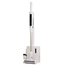 エディオンのスティッククリーナー　たまったゴミを自動で集じん、充電も