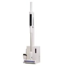 エディオンのスティッククリーナー　たまったゴミを自動で集じん、充電も