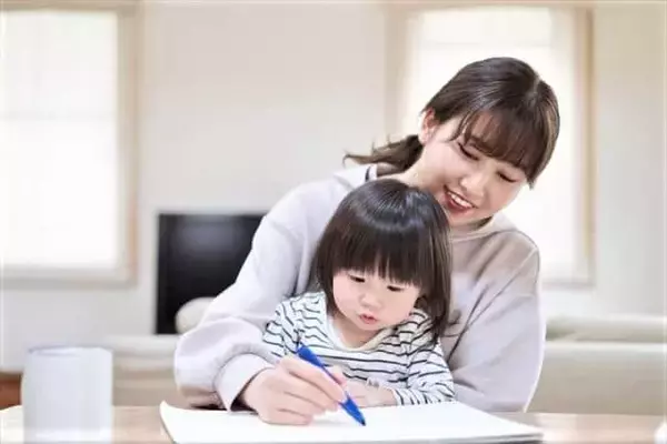 子どもの学力や学歴は「教育費次第で決まる」6割超の親が実感