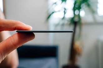 クレカサイズの紛失防止トラッカー　アップルの「Find My（探す）」アプリ対応