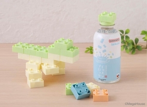 ペットボトルのキャップが遊べるブロックトイの天然水　おもちゃショーでお披露目