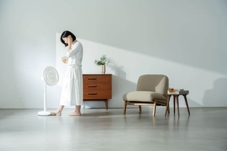 足で電源と風量調節が操作できる扇風機　シロカ「しゃがみま扇」