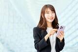 「転職すべきか迷った理由　3位「アピールできるスキルや経験がない」、2位「希望する転職先を見つけられるか分からない」、1位は？」の画像1