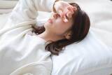 「平日の睡眠時間にギャップあり　現実は「6～7時間」37.7％、理想は「7～8時間」56.3％の調査結果」の画像1