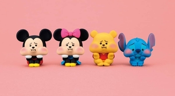 ミッキーマウスたちが頬ぷっくり　「すね顔」で座り込むフィギュア