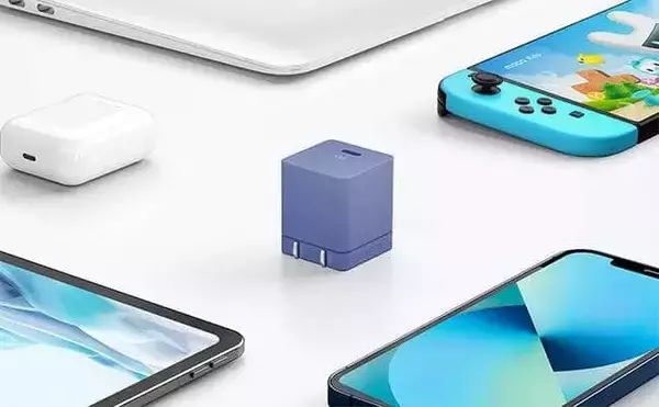スマホやタブレット端末に急速充電　キューブ型充電器