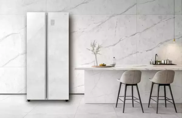 パノラマオープンスタイル、大理石調のデザイン　アクアの冷凍冷蔵庫