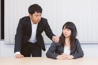 「大人しいよね」はハラスメント？　会話苦手な人への「コミュハラ」とは