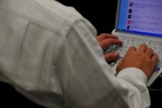 収入少ない人は「下品な言葉でツイート」　「僕のことか」「俺やんけ」続出