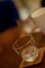 テキーラショット飲み続けて踊る40代　20代が彼らに感じる「ギャップ」とは