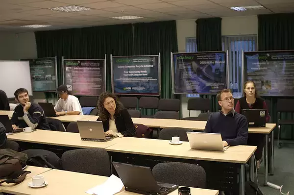 高まる労働者の「学び直し」　意欲はあるが、大学への通学はわすか7％