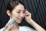 「花王、協業に活路　第1弾はパナソニック　極薄膜のヴェールを使った新しいスキンケア」の画像2