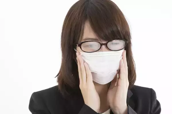 「警視庁とっておきのウラ技？ 「メガネが曇らないマスクの付け方」最強説」の画像