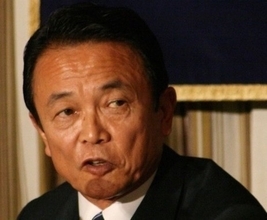 【襲来！新型コロナウイルス】急転直下「国民1人一律10万円！」の裏を読み解く　安倍首相VS麻生財務相の暗闘は二階幹事長の「ちゃぶ台返し」で決着？
