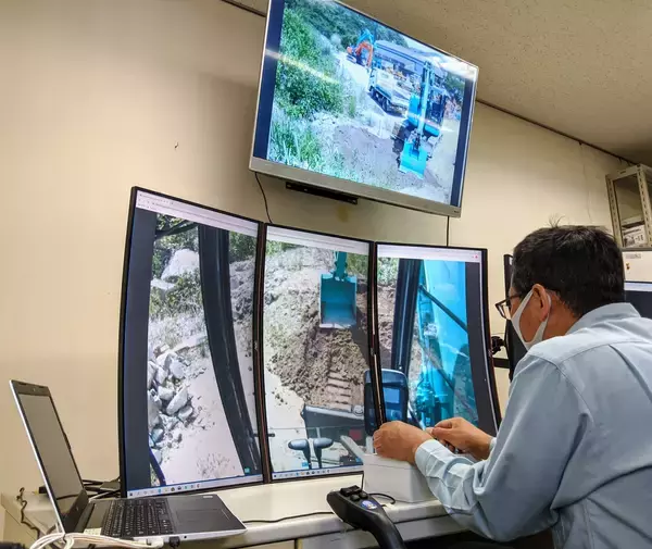 「【コロナに勝つ！ ニッポンの会社】東大発ベンチャーが実現！ 建設現場の油圧ショベルがテレワークで動く」の画像