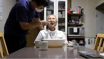 「発熱したら帰宅」「県外に行き来する家族がいたら利用停止」...新型コロナが長期化するなか、介護を受けられない高齢者が急増中だ！深刻な介護疲れをどうする？