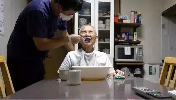「発熱したら帰宅」「県外に行き来する家族がいたら利用停止」...新型コロナが長期化するなか、介護を受けられない高齢者が急増中だ！深刻な介護疲れをどうする？