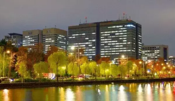「「霞が関はブラック企業か？」過労死ラインの若手官僚3割！ 河野太郎大臣の告発に怒りの声（1）」の画像