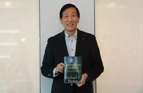 「【社長の本棚 第1回】ハーバード・ビジネススクールで学んだ「競争戦略論」が人生を変えた（アクサ生命社長兼CEO 安渕聖司さん）」の画像