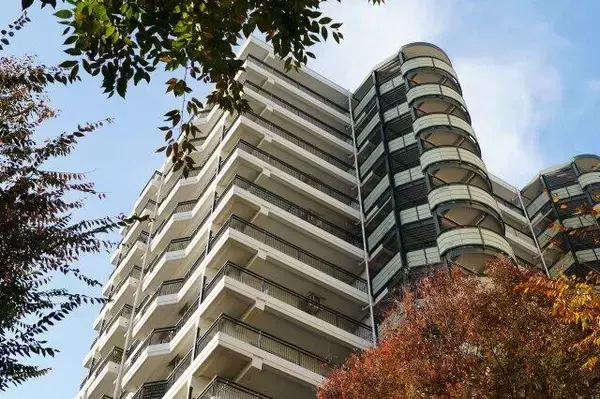 「「週刊東洋経済」は「不動産投資 天国と地獄」を特集 「週刊ダイヤモンド」はコロナ禍の中高一貫校（1）【ビジネス誌 読み比べ】」の画像