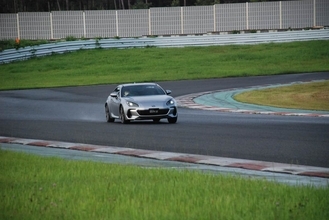 トヨタとスバルの新型スポーツカーに試乗　発売直前のGR86とBRZ、低重心の走りを堪能